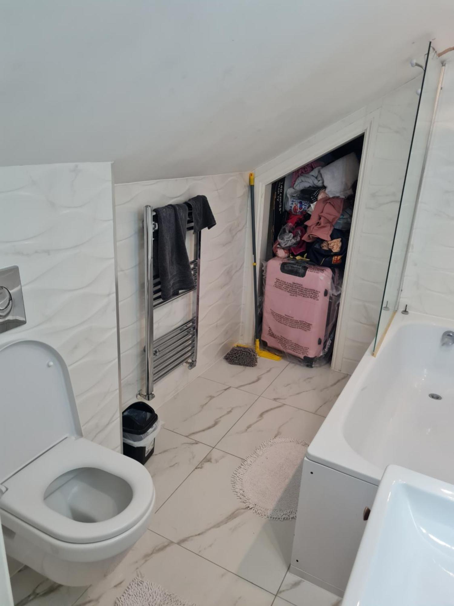 Homestay In A New Build Cowley (Greater London)